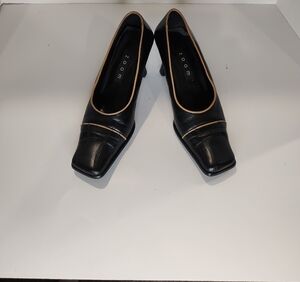 Zoom Women's Elegant Black and Tan Heels